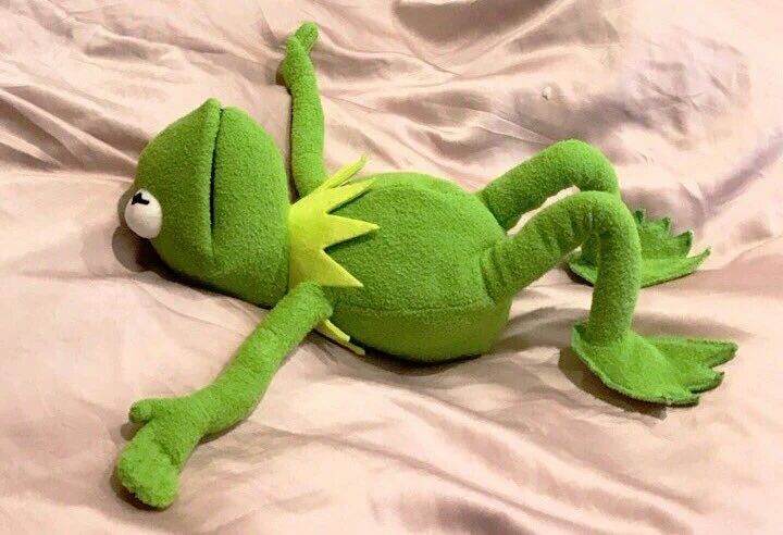 Kermit On A Bed Cropped - Kermit The Frog, The Muppets, Sesame Street - grenouille