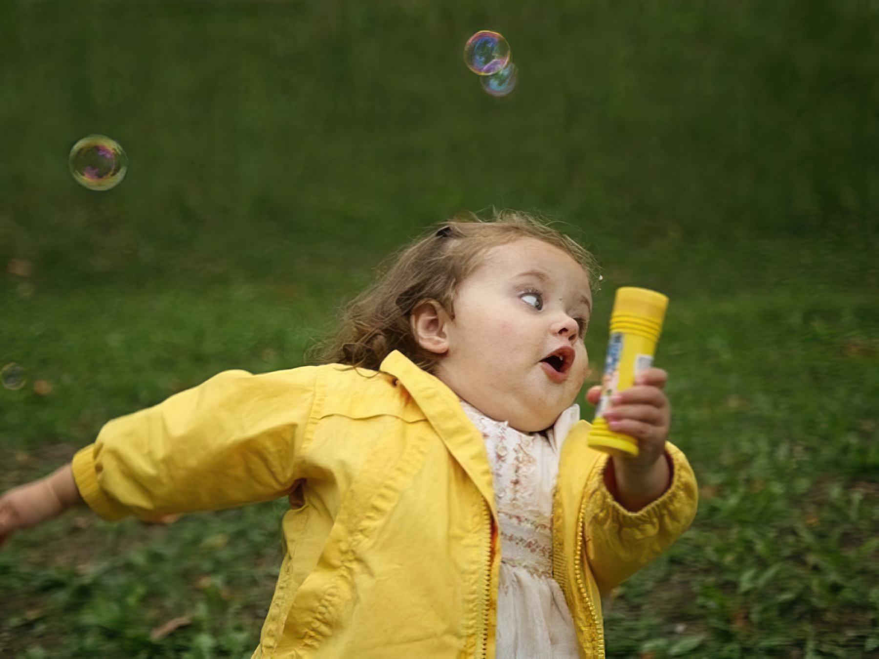 Chubby bubbles girl fille fillette bulles jaune court