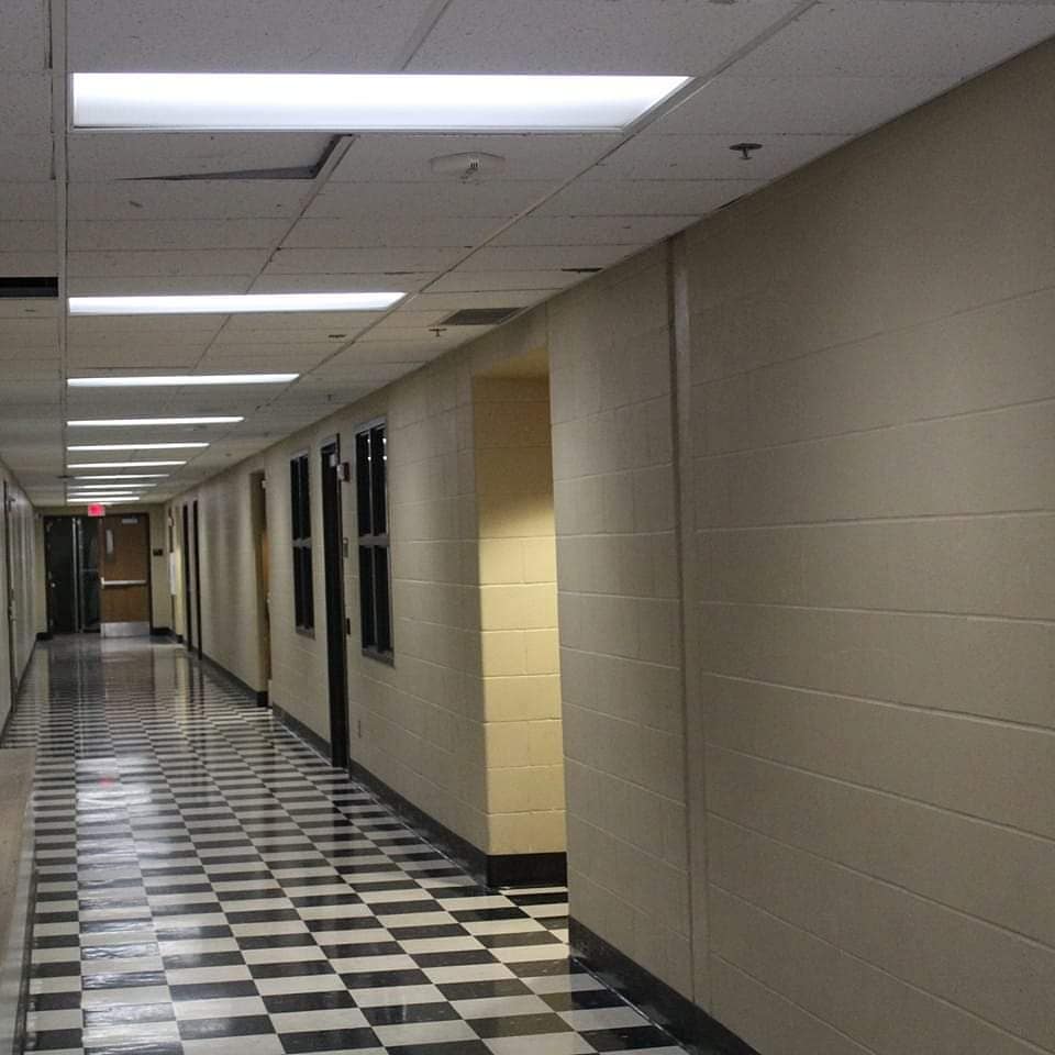 Floating Boy Chasing Running Boy'Guy - Full Clean - School, Ceiling - école plafond flotter