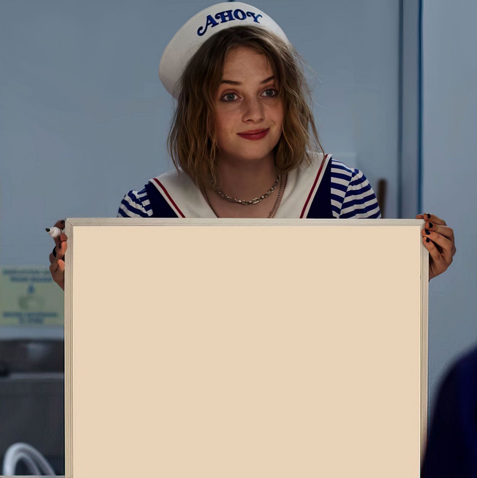 Stranger things Robin holding a whiteboard feuille marin matelot