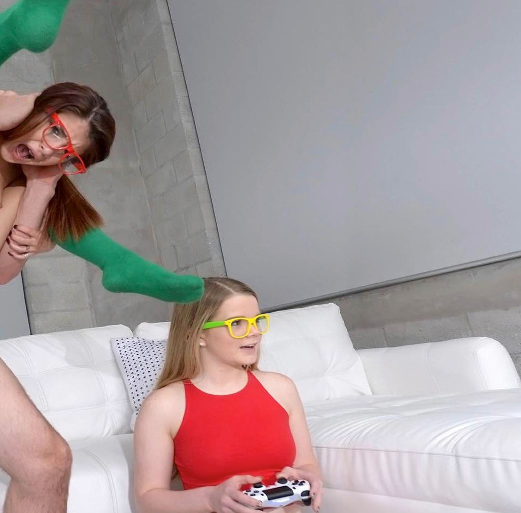 Girl playing videogames and other do gymnastic console sexe